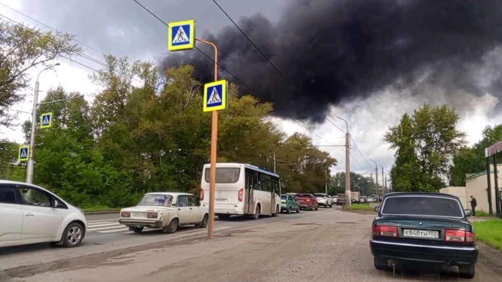 Вогняний стовп здійнявся до неба: у Башкортостані стався вибух на нафтохімічному заводі (фото, відео)