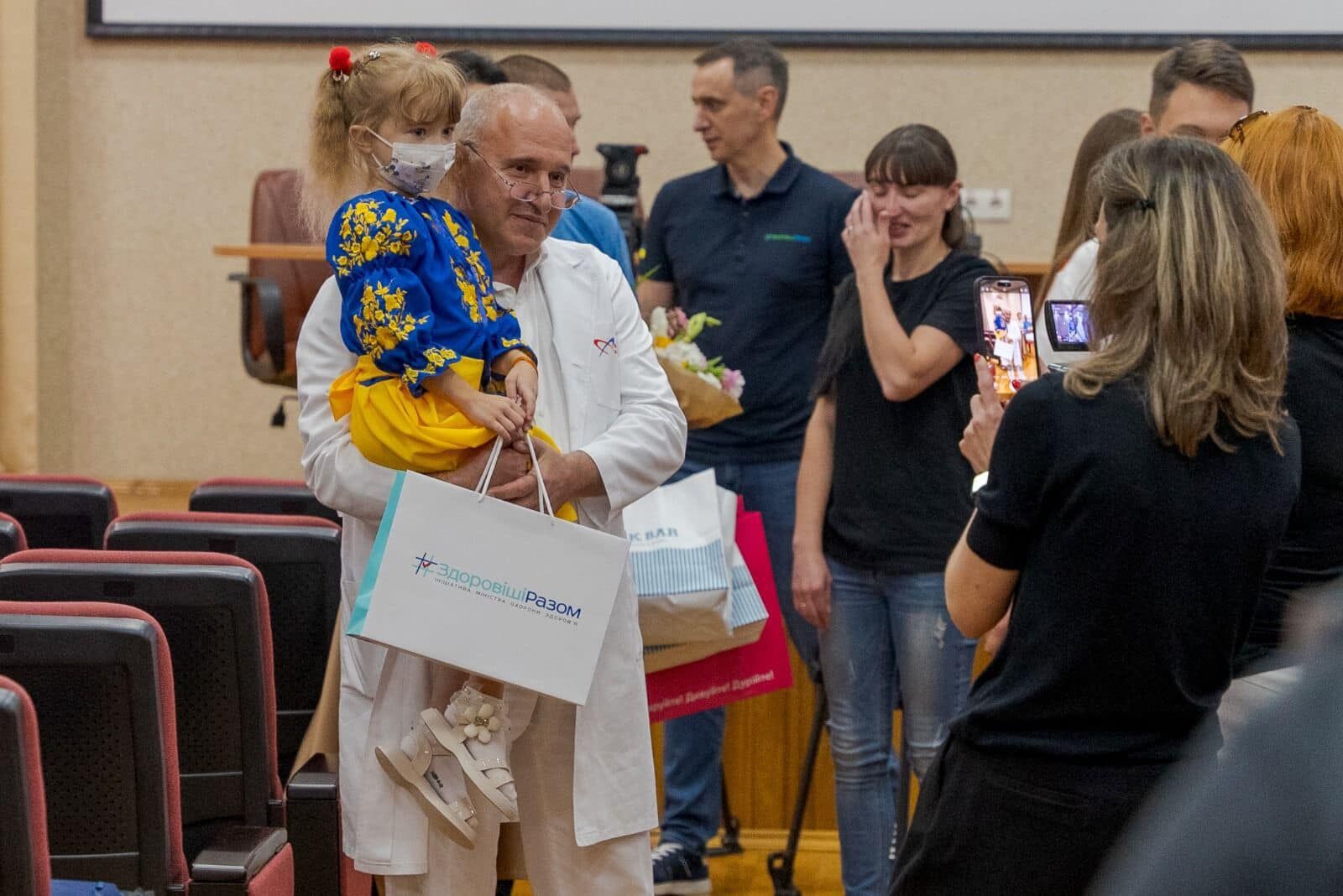 Найменша дитина в Україні, якій пересадили серце, заспівала гімн (відео)