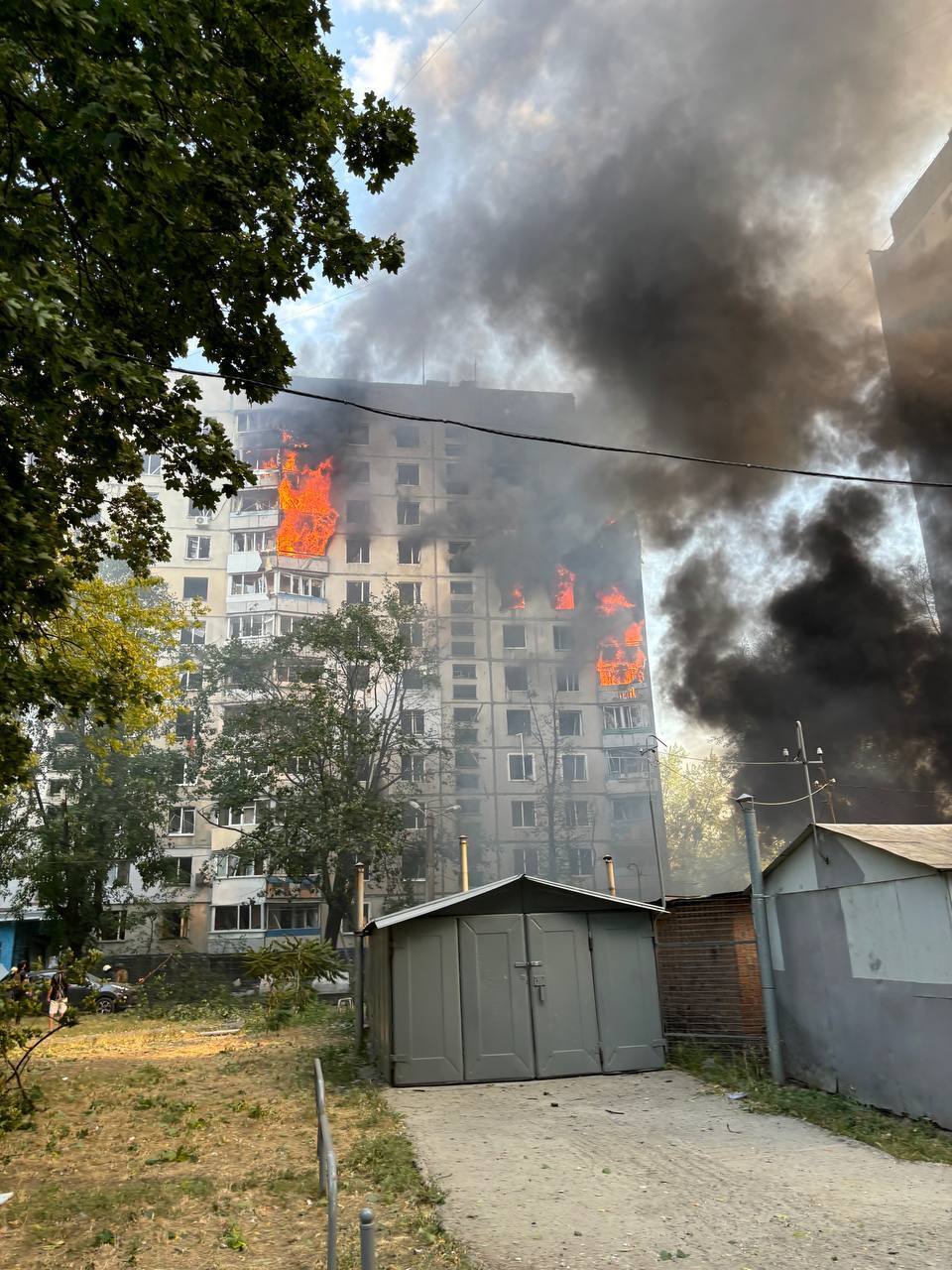 Армія РФ атакувала Харків КАБами: влучили у багатоповерхівку і дитячий майданчик, є загиблі, серед них дитина (фото)