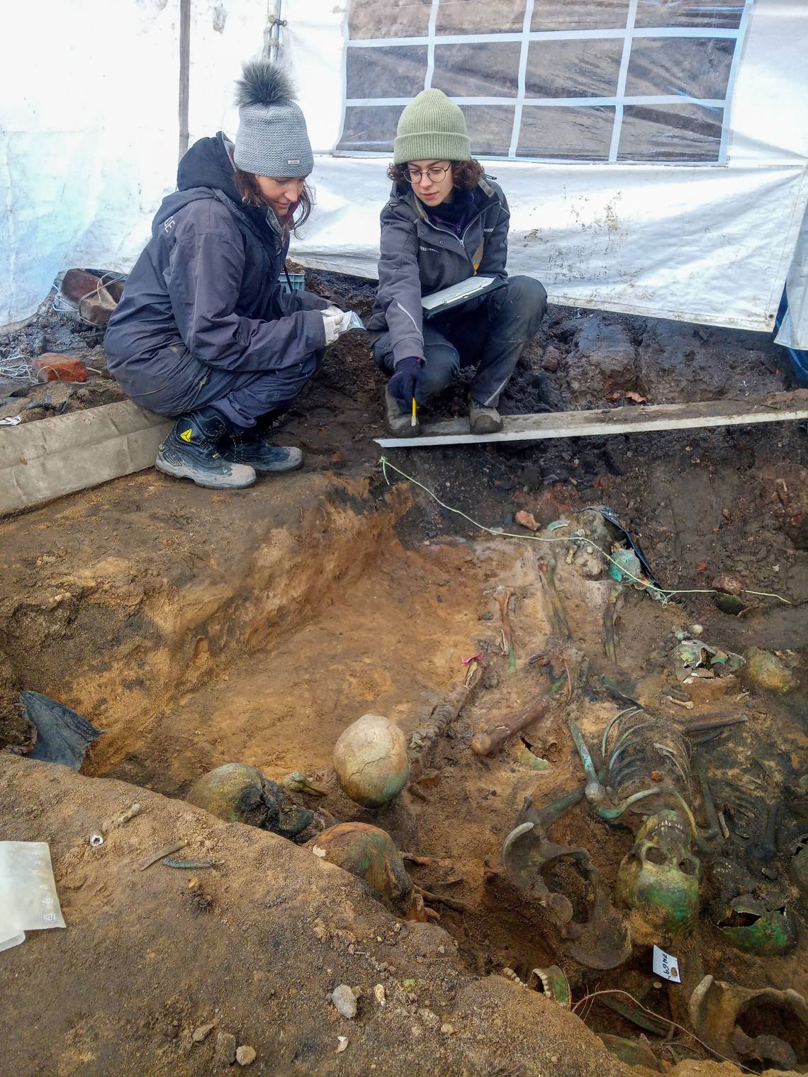 Victims of the Black Death: Thousands of green skeletons found in Germany (photos)