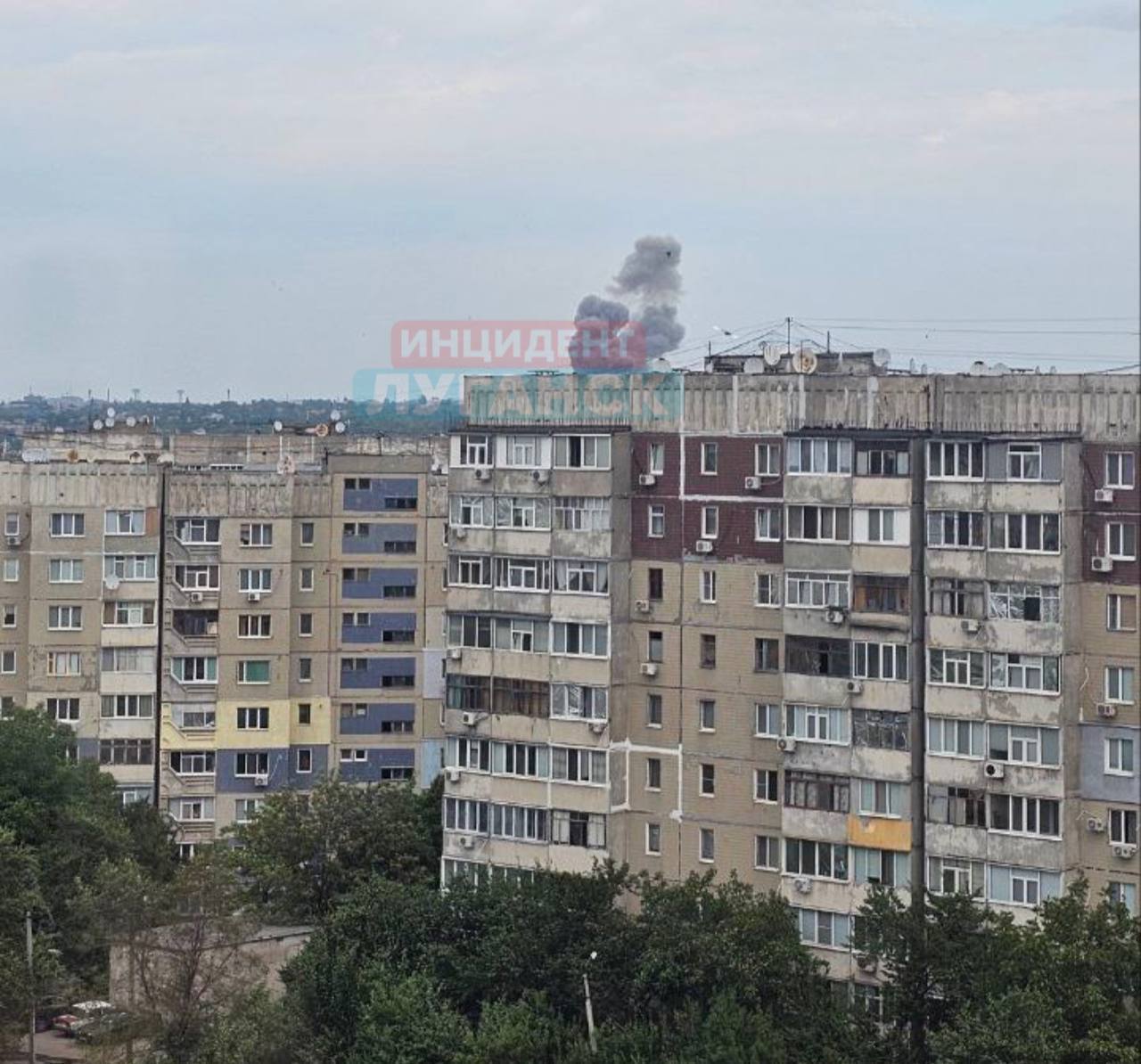 Над Луганском поднялись клубы дыма: в городе раздался ряд взрывов (фото, видео)