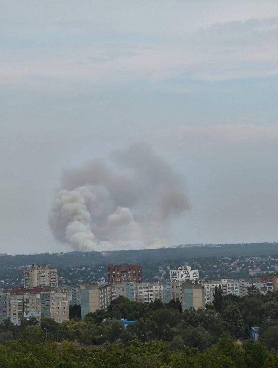 Над Луганськом здійнялися клуби диму: у місті пролунала низка вибухів (фото, відео)