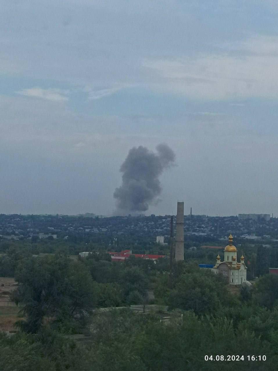 Над Луганськом здійнялися клуби диму: у місті пролунала низка вибухів (фото, відео)