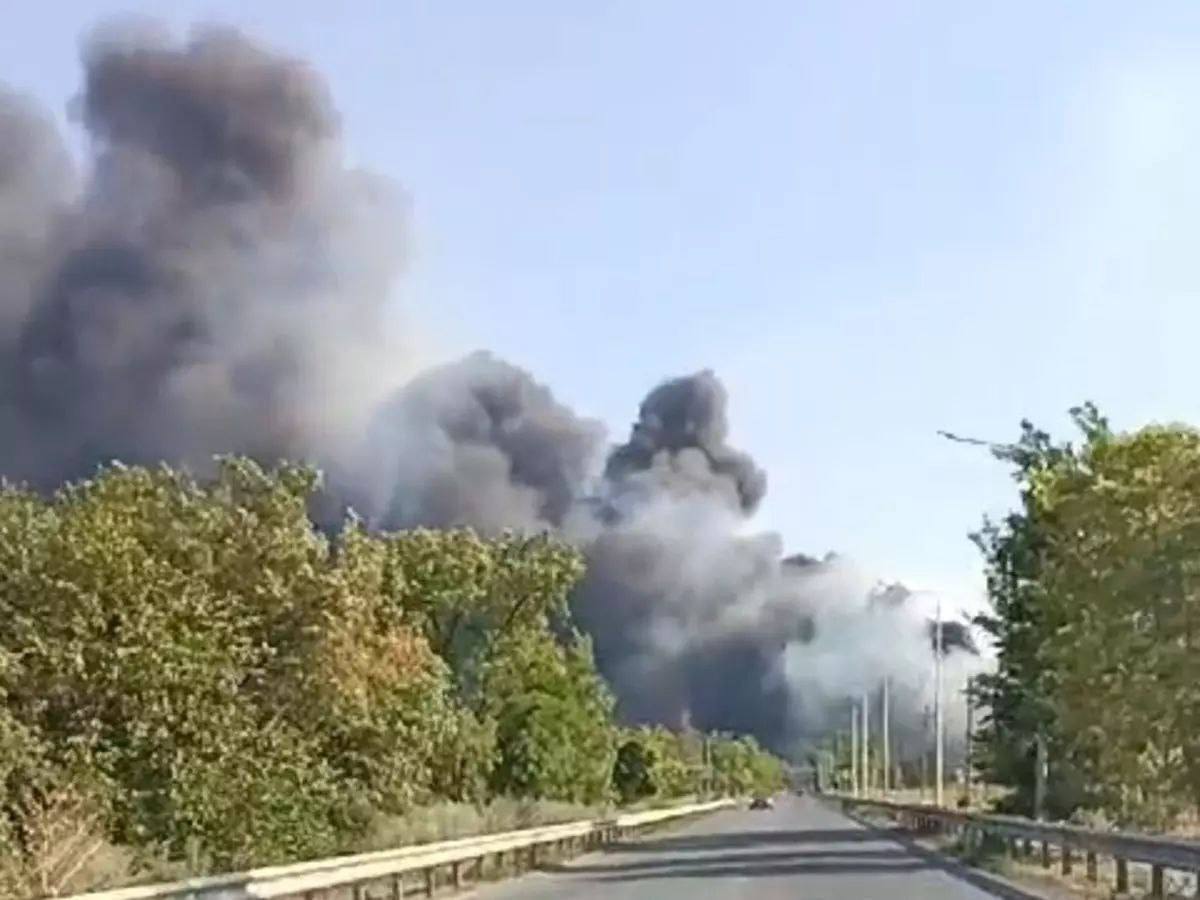 В Ростовской области бушует масштабный пожар: в Азове огонь приближается к нефтебазе (фото, видео)