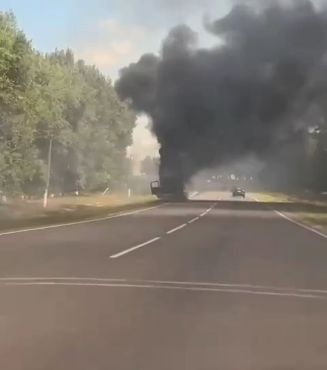 Курська область зараз: біля Суджі літають винищувачі, горить бензовоз (відео)