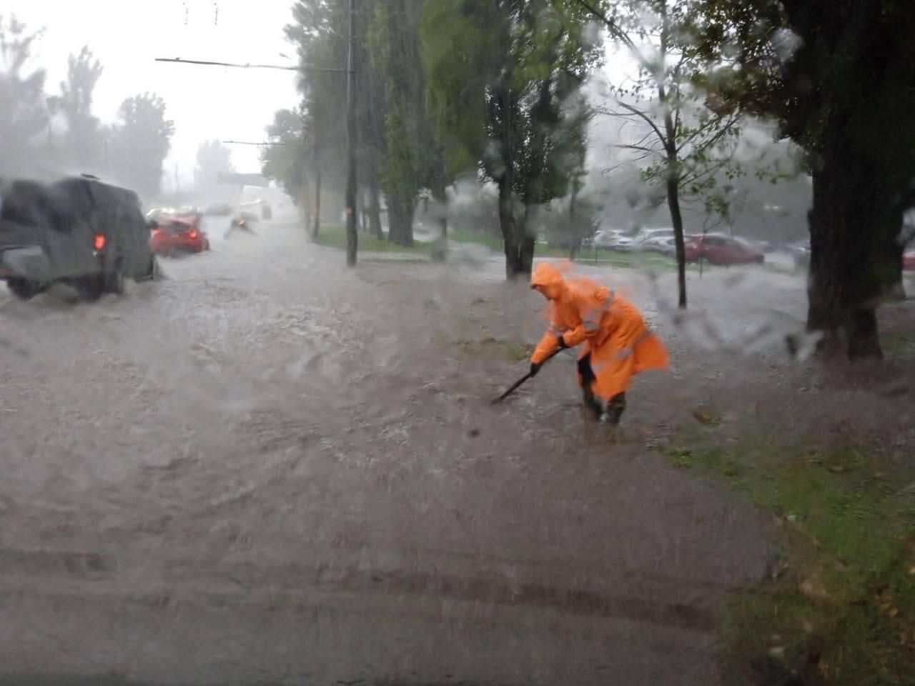 Ливни затопили улицы и дома в Одессе (видео, фото)