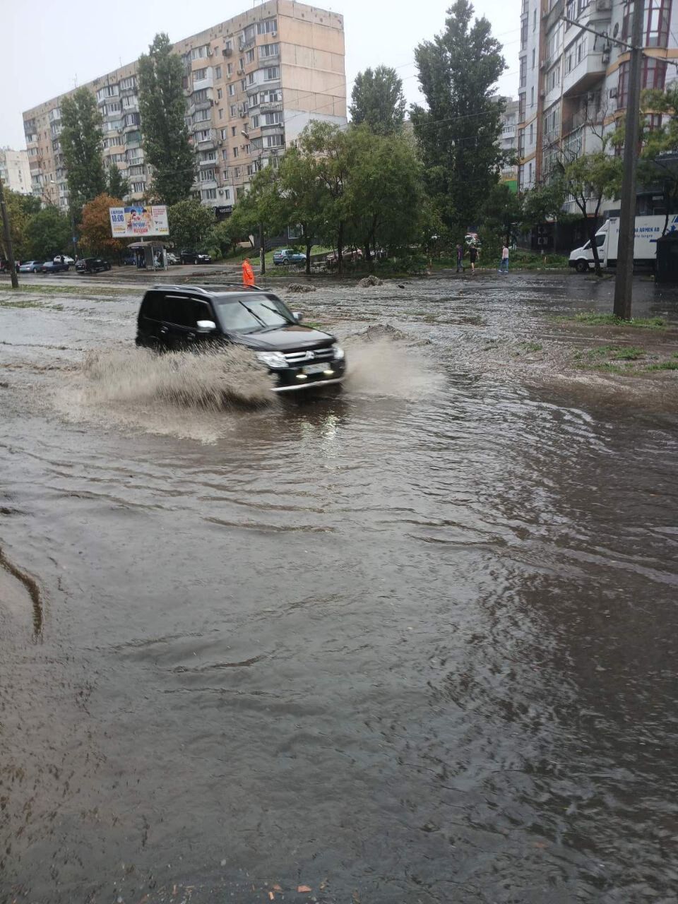 Ливни затопили улицы и дома в Одессе (видео, фото)