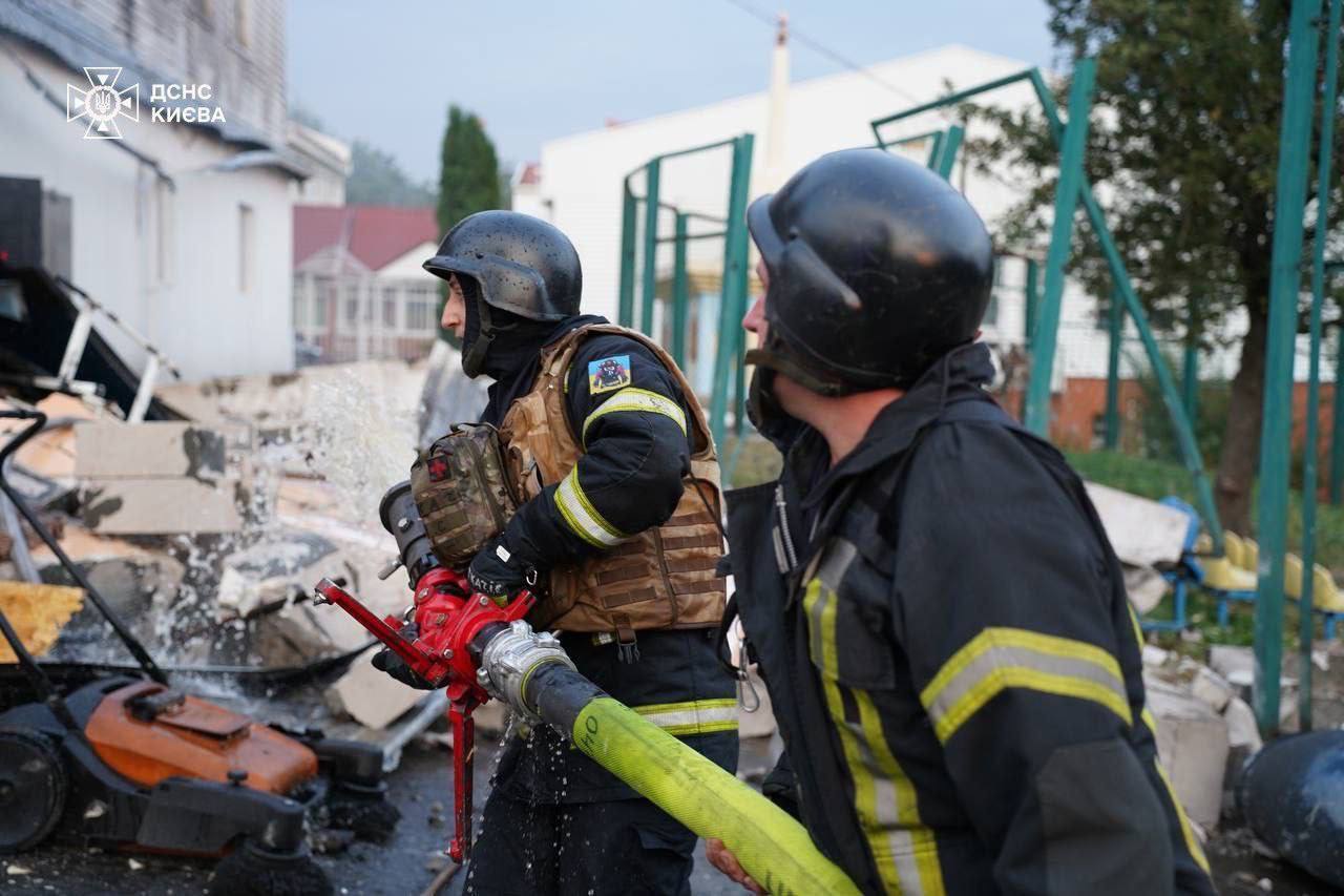 Армія рф здійснила комбіновану атаку на Київ: уламками ракет пошкоджено будівлю навчального закладу, згоріли автомобілі (фото)