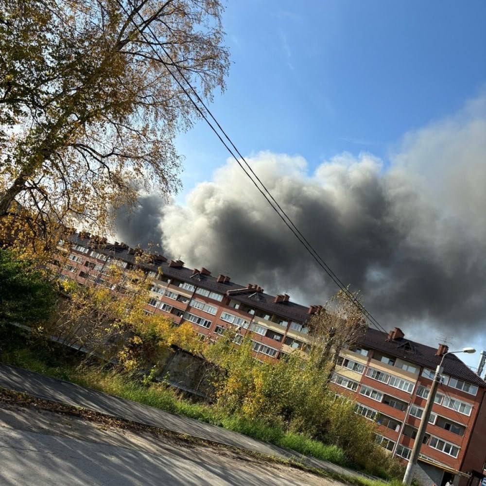 Чорний дим стоїть стовпом: у російській Пермі загорівся хімзавод ''Камтекс-Хімпром'' (відео, фото)