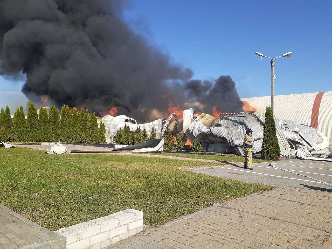 Чорний дим видно за кілометри: БПЛА атакували сховище палива у Бєлгородській області (відео, фото)