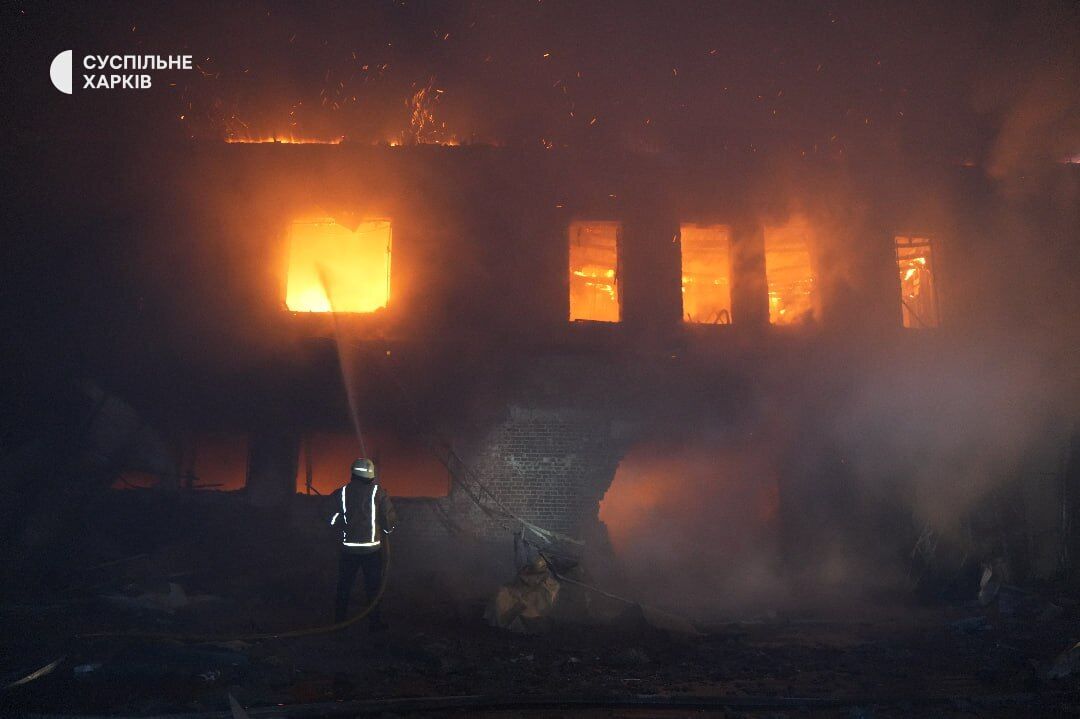 Дроны атаковали предприятие в Харькове: на месте попадания возник пожар на 1500 кв.