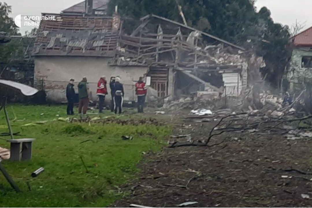 Наймасованіша атака з початку війни: РФ обстріляла захід України шахедами та ракетами, у Львові перебої зі світлом, виникли пожежі (фото)