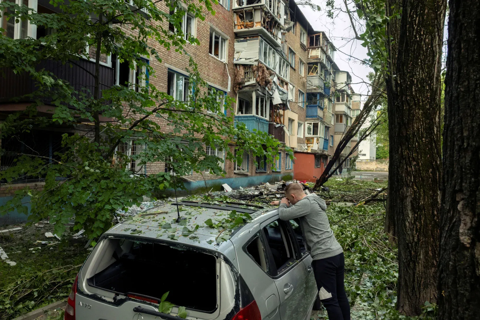 РФ вдарила балістикою та шахедами по Києву: є руйнування та поранені (фото)