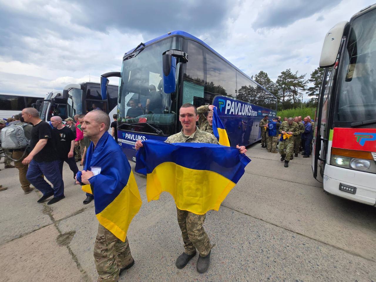 Второй этап обмена ''1000 на 1000'': Украина вернула из плена 307 своих защитников (фото)