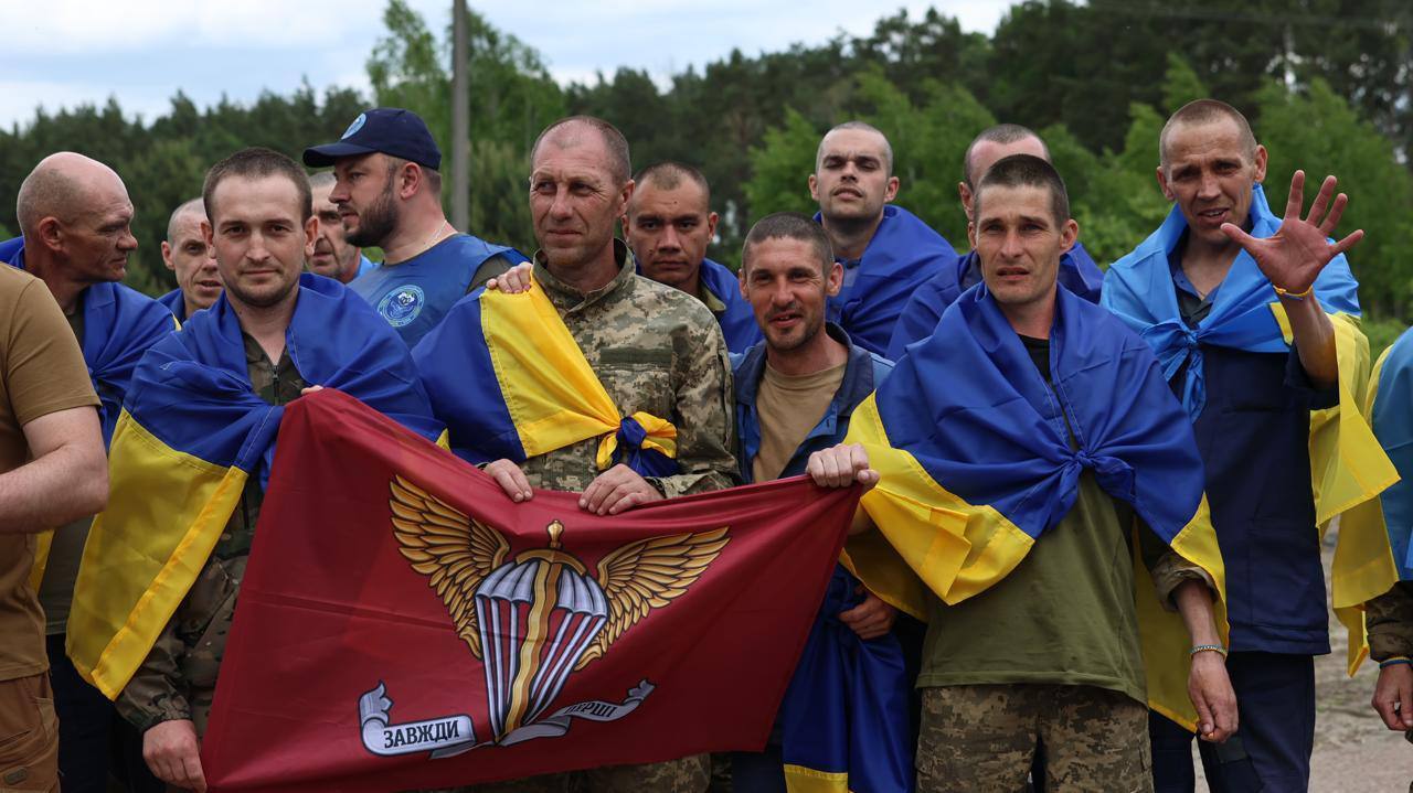 Второй этап обмена ''1000 на 1000'': Украина вернула из плена 307 своих защитников (фото)