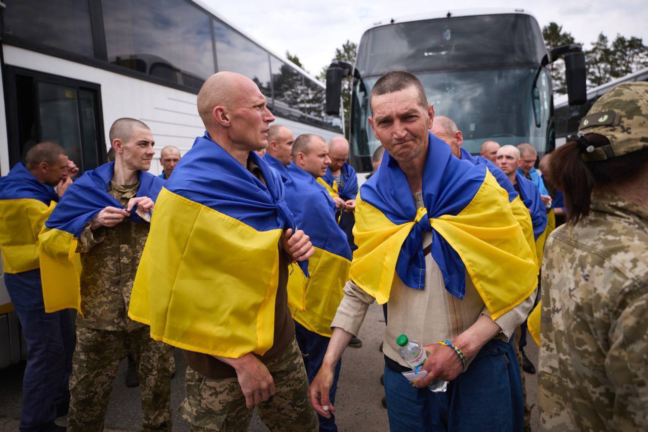 Второй этап обмена ''1000 на 1000'': Украина вернула из плена 307 своих защитников (фото)