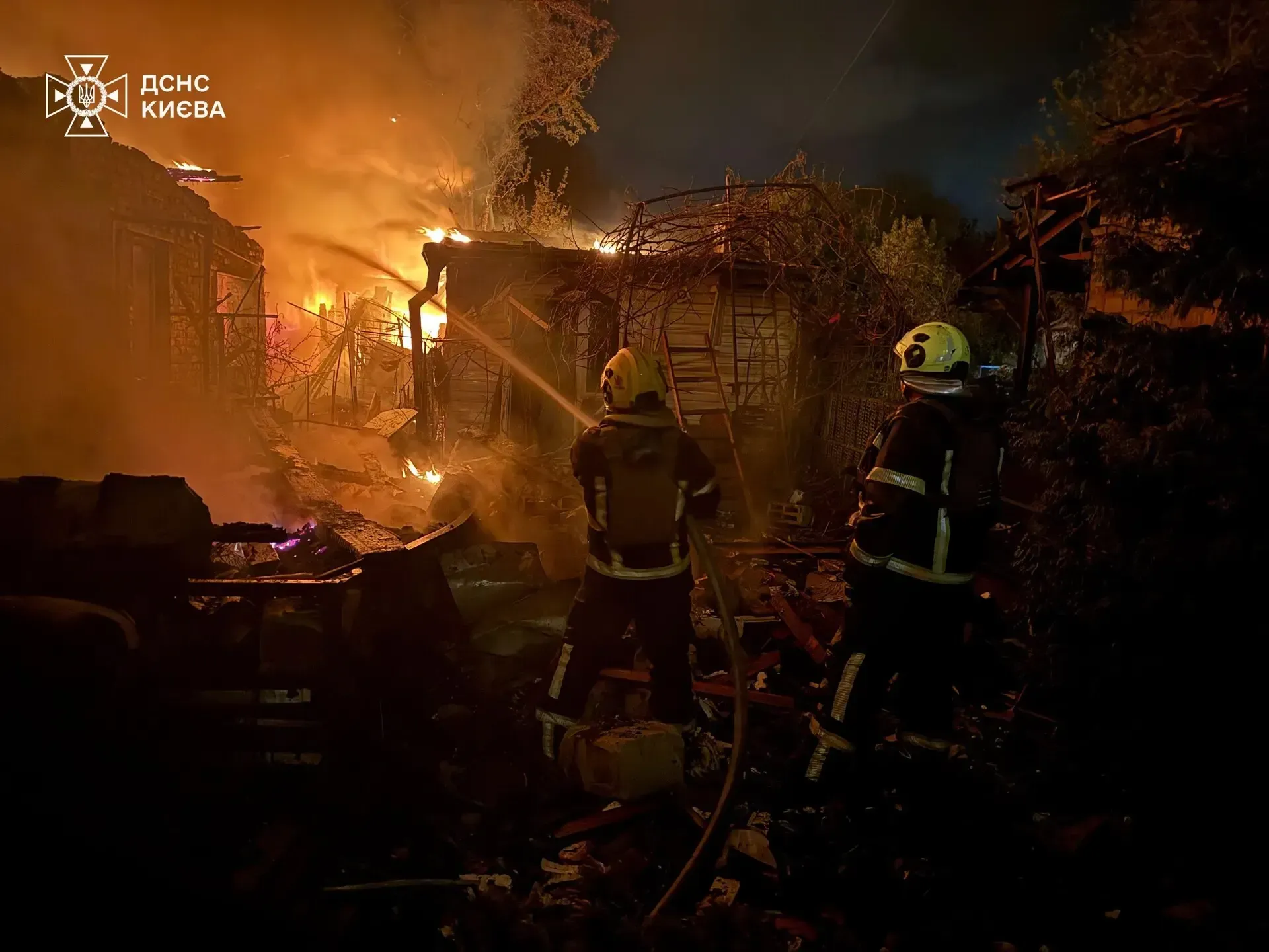 Вражеские шахеты атаковали Киев: разрушения и возгорания зафиксированы в трех районах (фото)