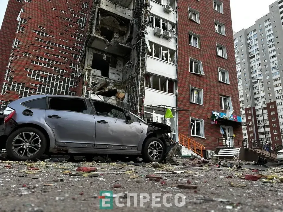 Россия атаковала Киев и Одессу баллистикой и дронами: в столице разрушения зафиксированы в 7 районах, пожары гасили вертолетами, в Одессе поврежден родовой (фото, видео)