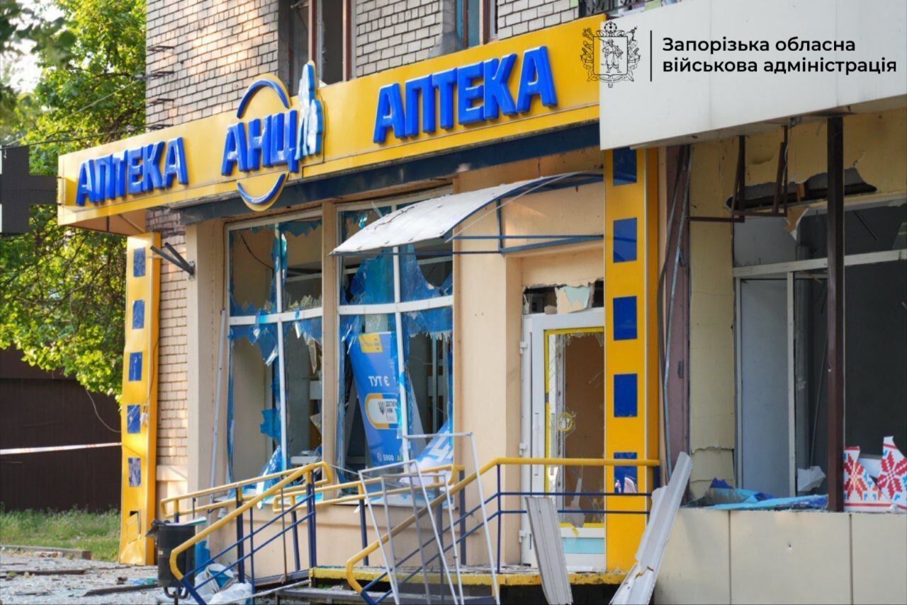 Армия РФ атаковала Запорожье дронами: есть попадание в промышленное предприятие, сгорели авто (фото)
