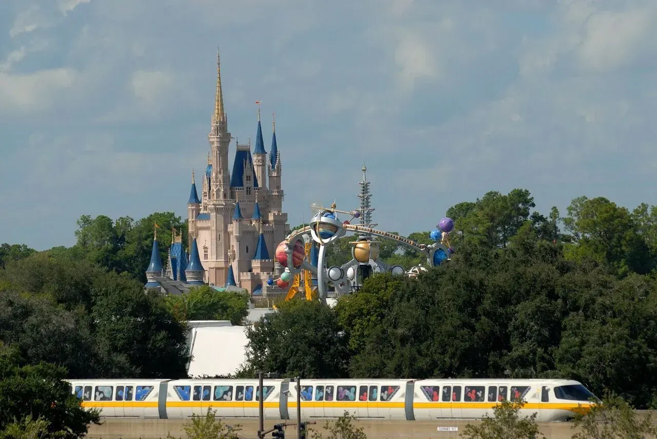 Disney World чи Disneyland: у чому різниця та який парк обрати