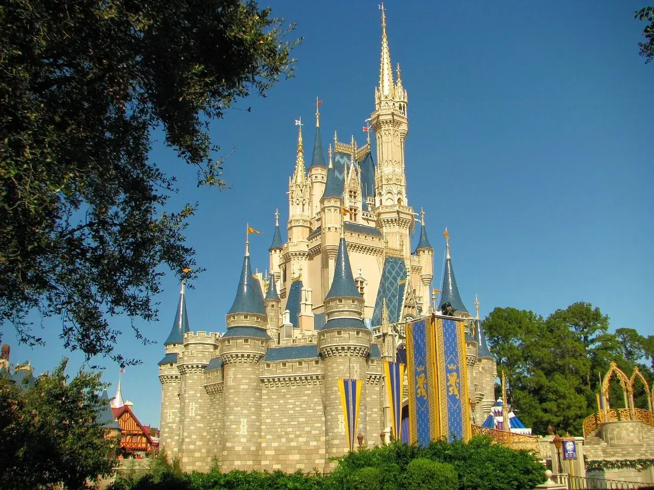 Disney World чи Disneyland: у чому різниця та який парк обрати