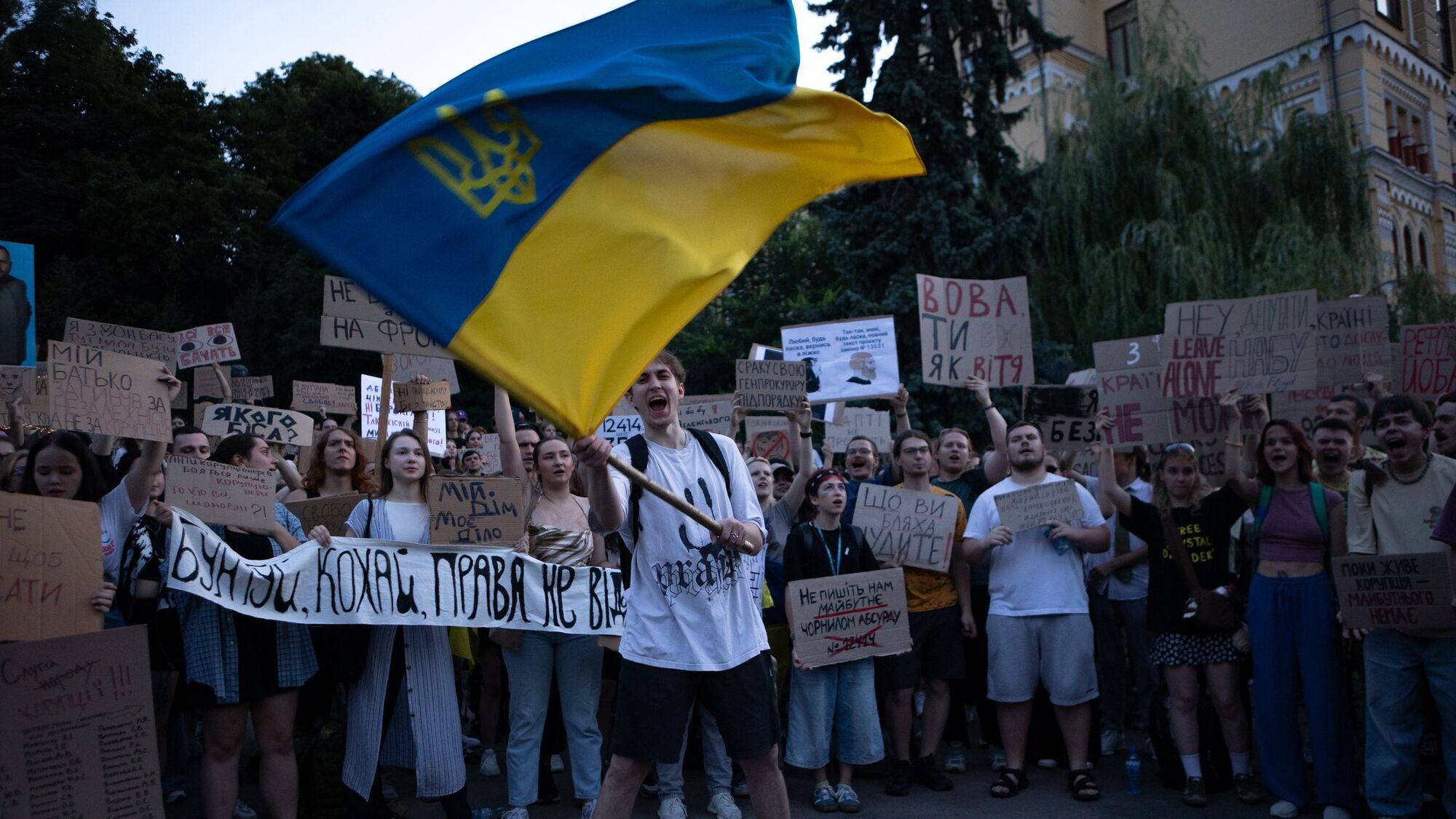 Третій день в Україні тривають мітинги проти закону щодо НАБУ та САП: подробиці (фото)