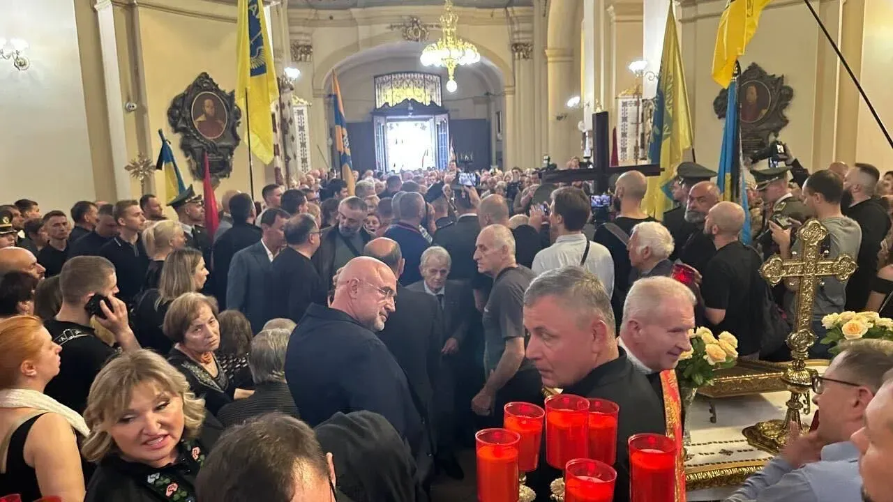 Зібралися сотні людей, нардепів і топполітиків: у Львові пройшло прощання із вбитим Андрієм Парубієм (фото, відео)