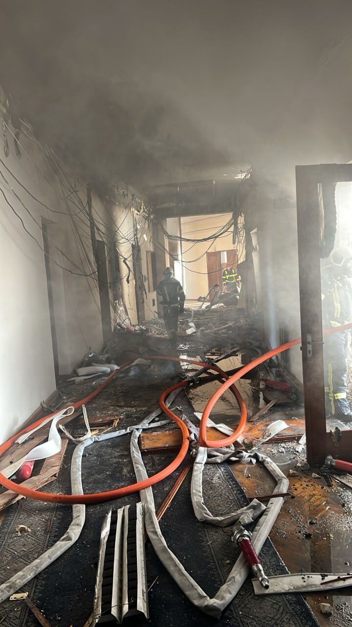 Обстрел Киева: Россия впервые за время войны атаковала здание Кабмина, огонь охватил верхние этажи (фото)