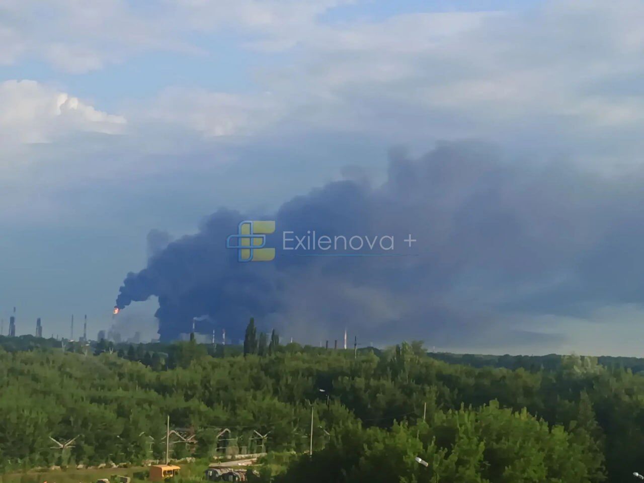 Дрони атакували російський Башкортостан: горить НПЗ ''Газпрому'' (фото, відео)  