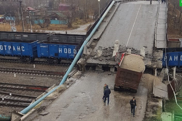 Не для того строили: в России под грузовиком обрушился мост, видео