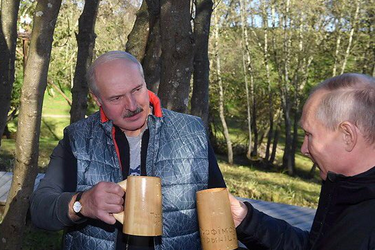 Путин и Лукашенко чокнулись в белорусском лесу: в сети смеются над фото и видео