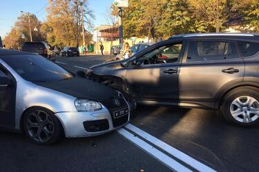 Без прав, але з хамством і нападками: як іноземний дипломат влаштував ДТП в Києві