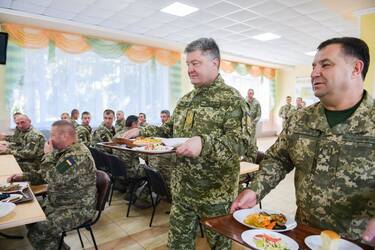 Показуха? Фото Порошенка в їдальні ЗСУ розгнівали мережу