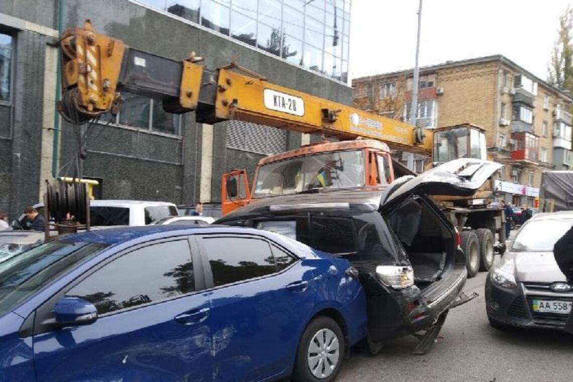 Как 'бешеный' автокран устроил ДТП на Леси Украинки. Видео момента аварии