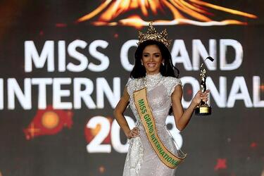 Клара Роса, переможниця конкурсу Miss Grand International, впала на сцені. Що з нею? Фото, відео