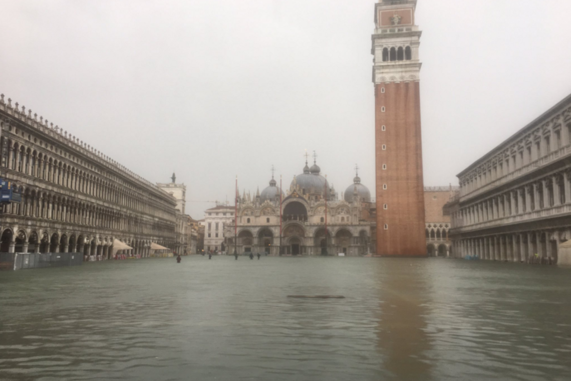 Венеция ушла под воду: впечатляющие фото и видео наводнения