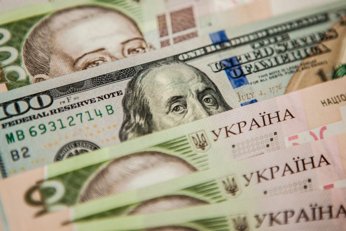 Долар і євро прискорили падіння в Україні