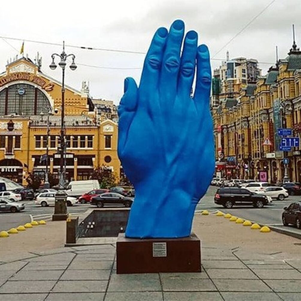 Синя Рука в центрі Києва працює! Роз'яснення мага Мехеди
