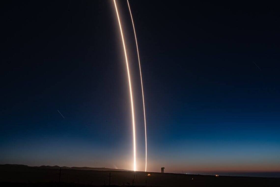 SpaceX впервые посадила первую ступень ракеты на западном побережье: фото и видео