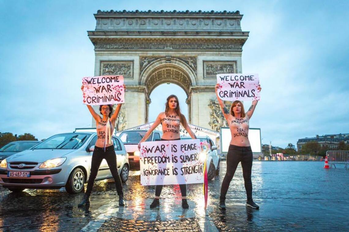 Голі Femen влаштували акцію під Тріумфальною аркою в Парижі. Через Путіна? Фото