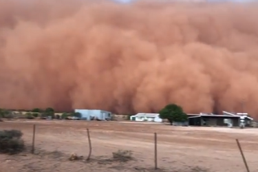 Небо стало красным: в Австралии пыльная  буря накрыла целый город. Видео