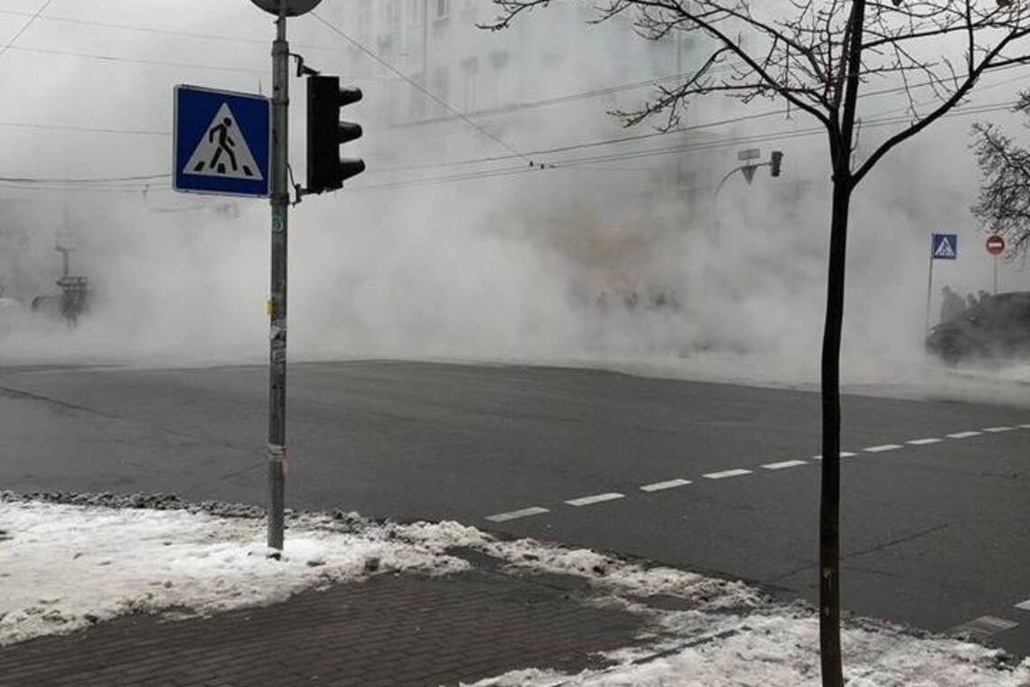 Прорив труби на Діловій в Києві: хто постраждав і коли полагодять