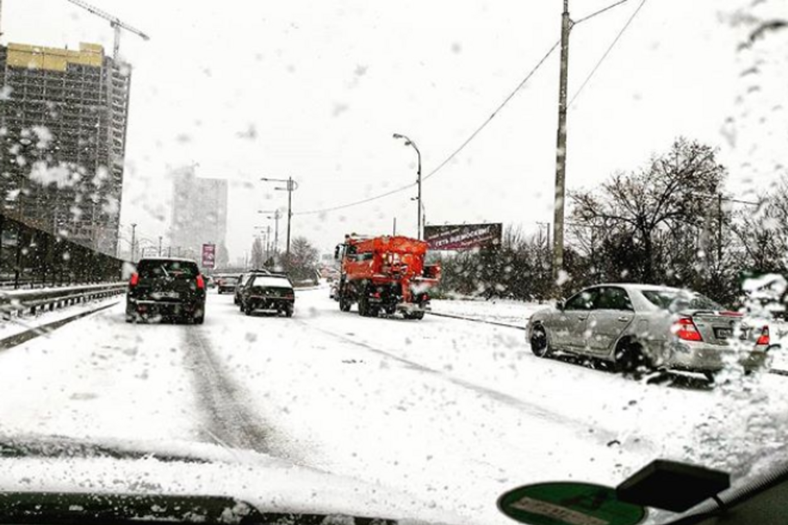 Сотні аварій і 11 загиблих. Як не стати жертвою поганої погоди в Україні, поради