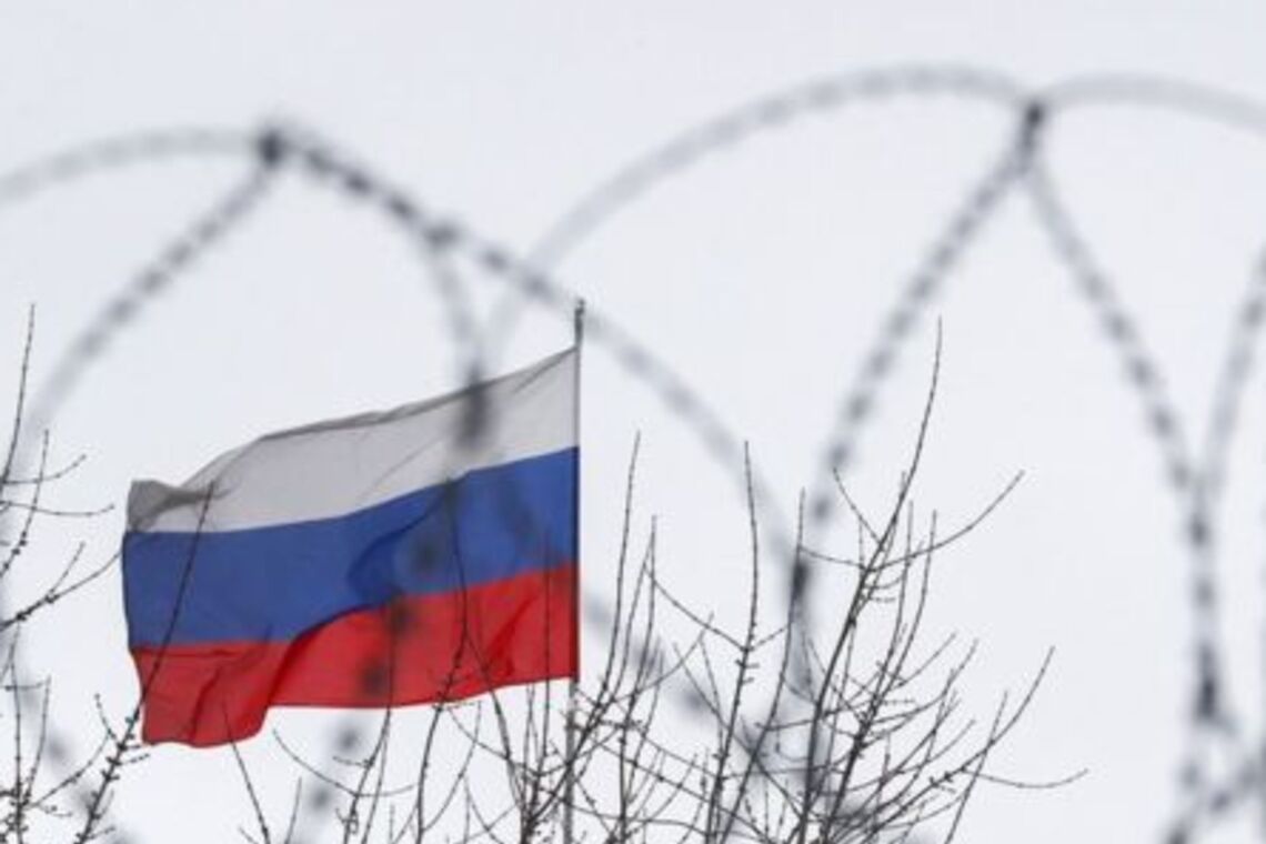 Россия оградила аннексированный Крым колючей проволокой: названа причина