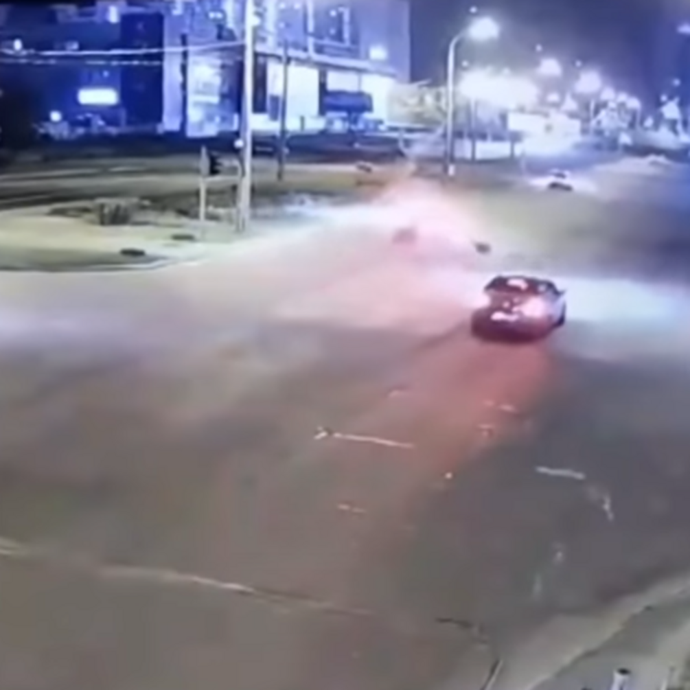У Києві Lexus на величезній швидкості зніс пішохода: моторошне відео