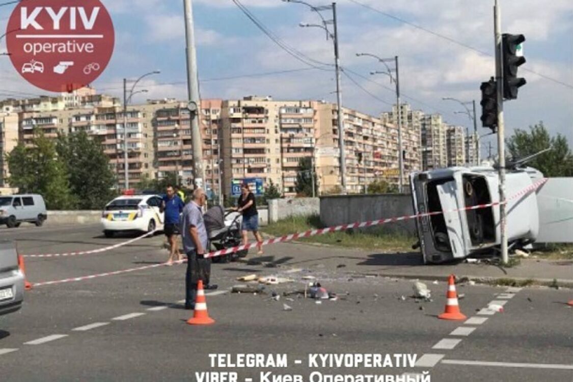 У Києві авто вилетіло на тротуар: моторошні фото і відео