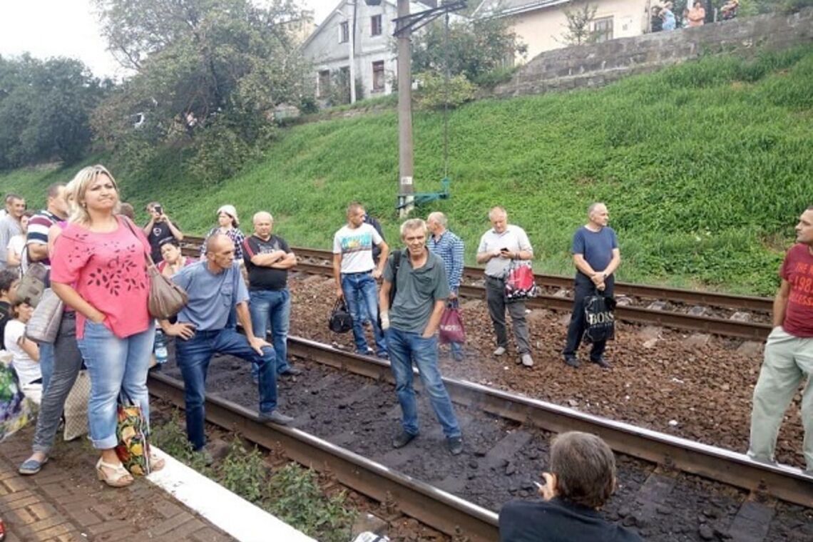 Настроены воинственно: возмущенные пассажиры перекрыли железную дорогу во Львове