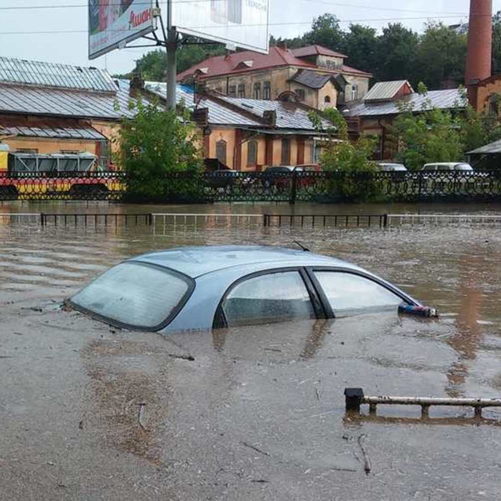 Зникло сонце: на Львів обрушилася потужна злива, місто 'тоне', фото і відео