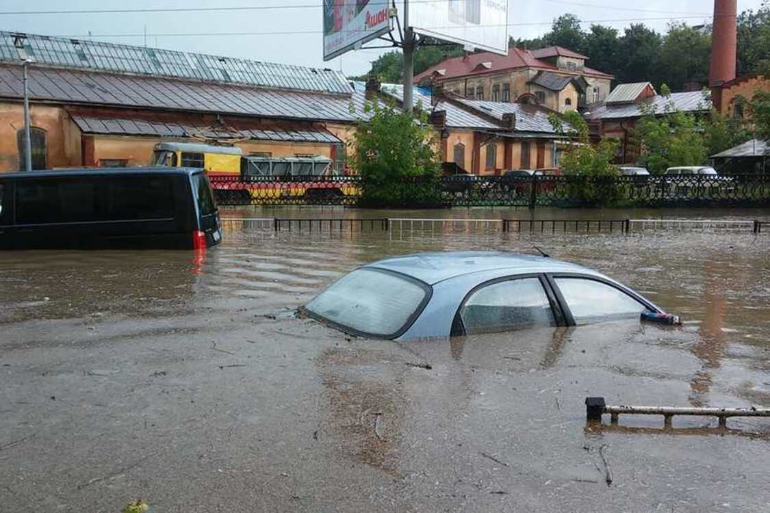 Зникло сонце: на Львів обрушилася потужна злива, місто 'тоне', фото і відео