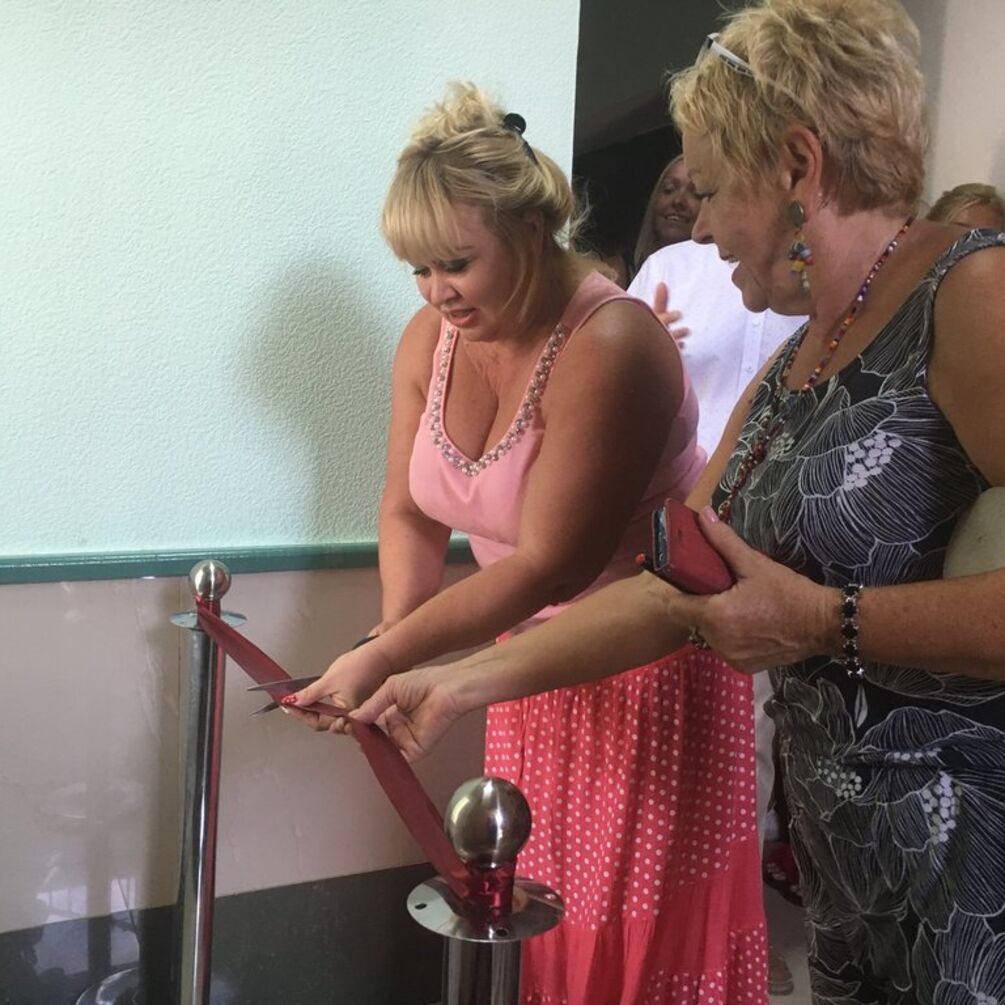Бракує фуршету: в мережі підняли на сміх фото урочистого відкриття туалету в місті України